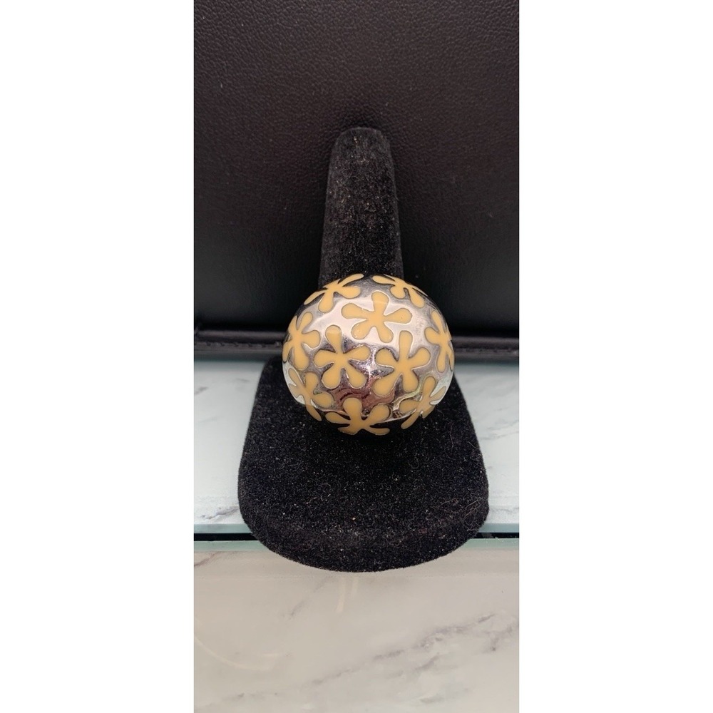 Chunky Stainless Steel And Cream Enamel Daisy Fallowed Ring Size 7.5